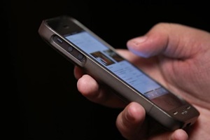 Smartphone gazing in the dark can make you ‘blind’