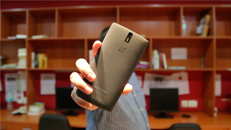 Connectivity: No issues on this front. The phone lets you use both nano and micro SIMs as it offers separate trays for both.