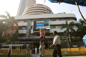 BSE Sensex breaches 28,000-pt mark for first time, closes lower