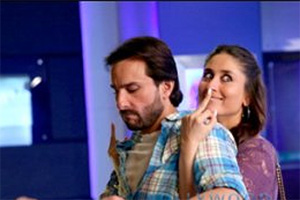 Kareena Kapoor shows Saif Ali Khan the finger in Happy Ending