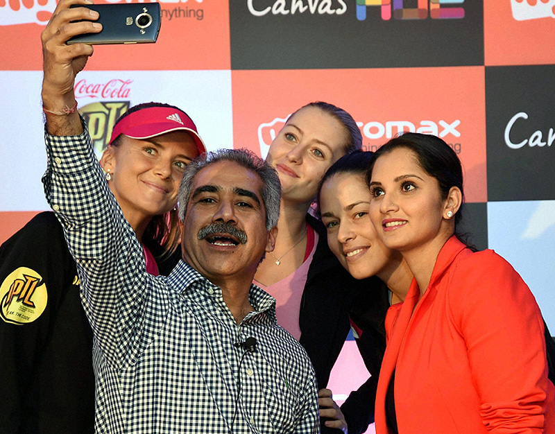 Tennis Champions Daniela Hantuchová, Ana Ivanovic, Sania Mirza and Kristina Mladenovic and Micromax CEO Vineet Taneja take selfies with the newly launched Micromax Canvas Hue. (PTI)