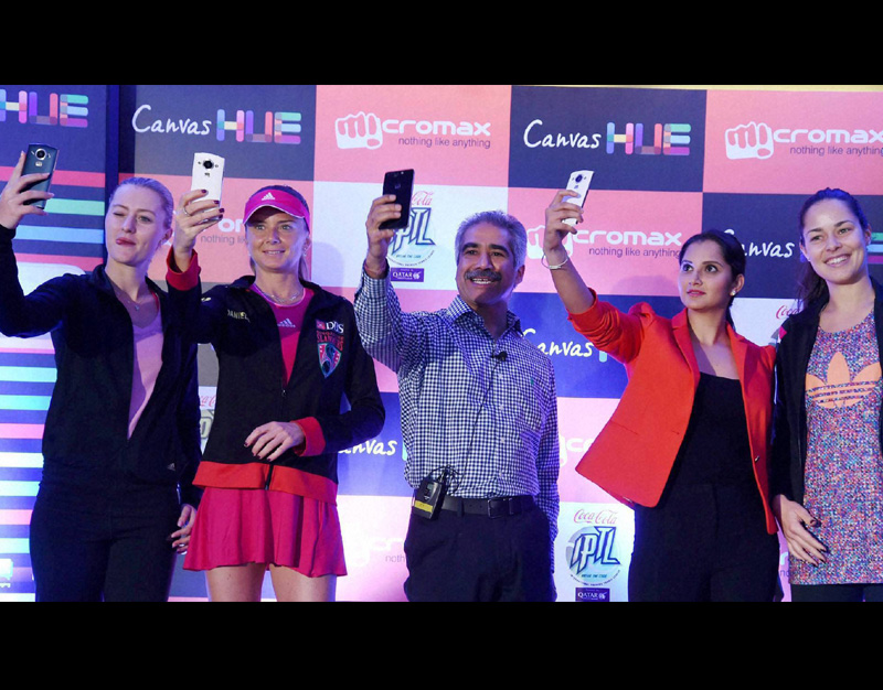 Tennis Champions Ana Ivanovic, Daniela Hantuchová, Sania Mirza and Kristina Mladenovic take selfies with the newly launched Micromax Canvas Hue. (PTI)