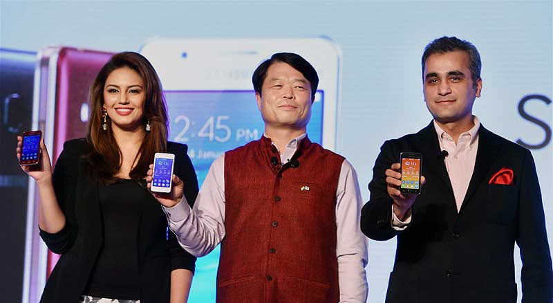 Samsung group, Samsung Z1, Samsung Z1 launch, Samsung Z1 Tizen OS phone, Samsung Z1 price, Samsung Z1 price in India, Samsung Z1 images, Samsung Z1 pics, Samsung Z1 Huma Qureshi, Huma Qureshi, Huma Qureshi Samsung Z1 launch, Huma Qureshi news