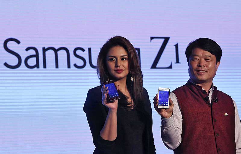 Samsung group, Samsung Z1, Samsung Z1 launch, Samsung Z1 Tizen OS phone, Samsung Z1 price, Samsung Z1 price in India, Samsung Z1 images, Samsung Z1 pics, Samsung Z1 Huma Qureshi, Huma Qureshi, Huma Qureshi Samsung Z1 launch, Huma Qureshi news