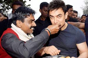 After Uttar Pradesh, Bihar declares ‘PK’ tax-free; Nitish Kumar gives Aamir Khan’s film ’10 out of 10′
