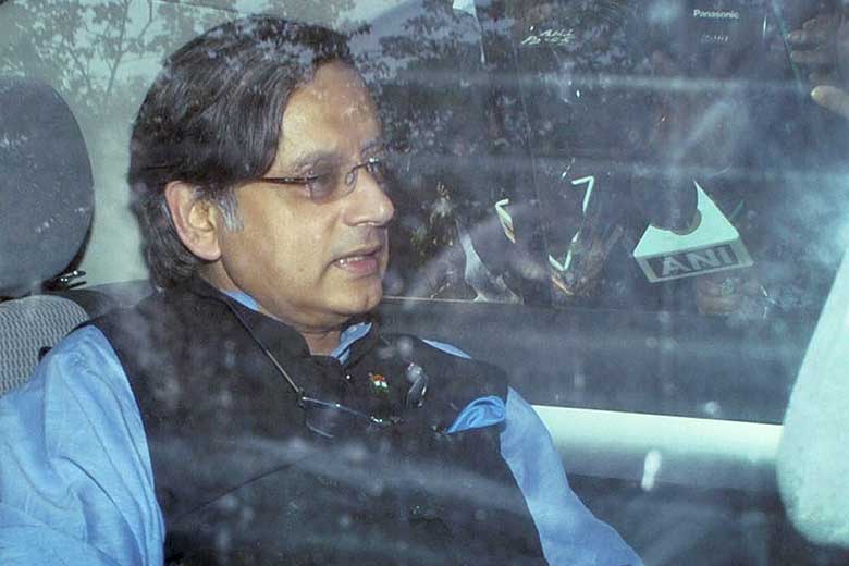 shashi tharoor, shashi tharoor twitter, shashi tharoor wife, shashi tharoor news, shashi tharoor sunanda pushkar