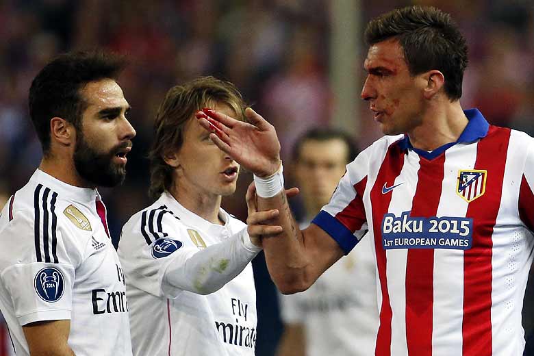 Atletico Madrid vs Real Madrid: UEFA Champions League Quarter Final First Leg - Vicente Calderon, Madrid, Spain: Atletico Madrid's Mario Mandzukic clashes with Real Madrid's Dani Carvajal. (Reuters)