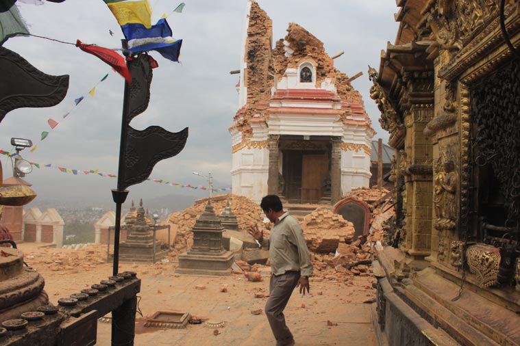 7.9 magnitude earthquake shakes Nepal
