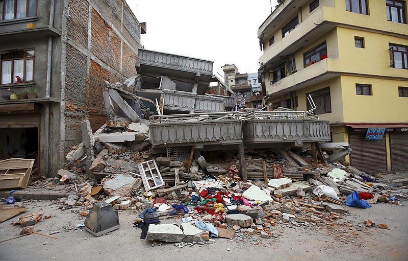 7.9 magnitude earthquake shakes Nepal