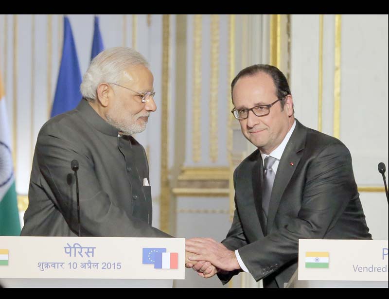 Modi Visit to France, modi france visit, modi france april, narendra modi france, modi france visit pictures, photos of modi france visit, Indian France Nuclear Deal, Francois Hollande, Narendra Modi Pictures, India France Deal Pictures, Rafale jets Images, Rafale jets Pictures