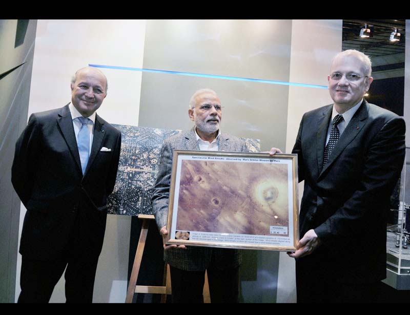 Modi Visit to France, modi france visit, modi france april, narendra modi france, modi france visit pictures, photos of modi france visit, Indian France Nuclear Deal, Francois Hollande, Narendra Modi Pictures, India France Deal Pictures, Rafale jets Images, Rafale jets Pictures