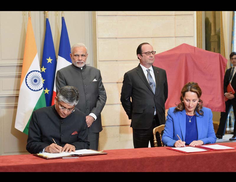 Modi Visit to France, modi france visit, modi france april, narendra modi france, modi france visit pictures, photos of modi france visit, Indian France Nuclear Deal, Francois Hollande, Narendra Modi Pictures, India France Deal Pictures, Rafale jets Images, Rafale jets Pictures