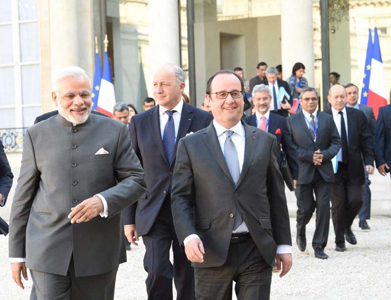 Modi Visit to France, modi france visit, modi france april, narendra modi france, modi france visit pictures, photos of modi france visit, Indian France Nuclear Deal, Francois Hollande, Narendra Modi Pictures, India France Deal Pictures, Rafale jets Images, Rafale jets Pictures