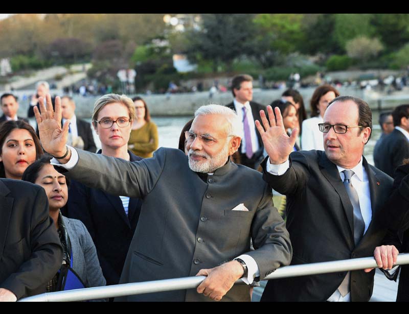 Modi Visit to France, modi france visit, modi france april, narendra modi france, modi france visit pictures, photos of modi france visit, Indian France Nuclear Deal, Francois Hollande, Narendra Modi Pictures, India France Deal Pictures, Rafale jets Images, Rafale jets Pictures