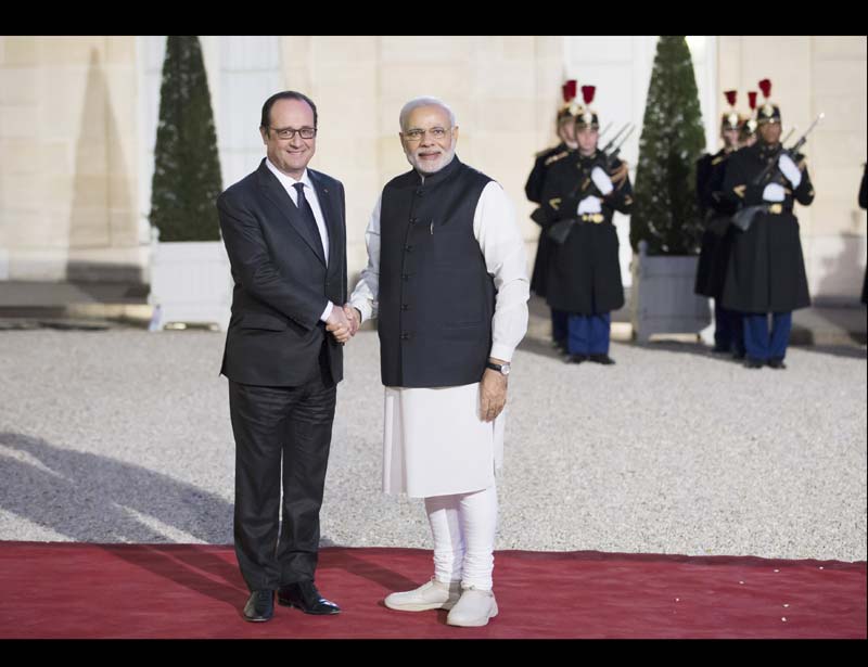 Modi Visit to France, modi france visit, modi france april, narendra modi france, modi france visit pictures, photos of modi france visit, Indian France Nuclear Deal, Francois Hollande, Narendra Modi Pictures, India France Deal Pictures, Rafale jets Images, Rafale jets Pictures