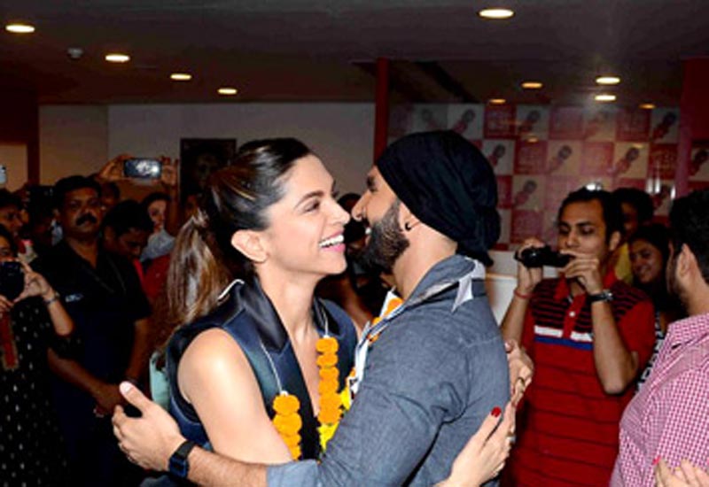 dilwale, dilwale box office, dilwale collections, dilwale box office collections, shah rukh khan, shah rukh khan dilwale, bajirao mastani, bajirao mastani box office, bajirao mastani collections, bajirao mastani box office collections, deepika padukone bajirao mastani, dilwale vs bajirao mastani, bajirao mastani vs dilwale