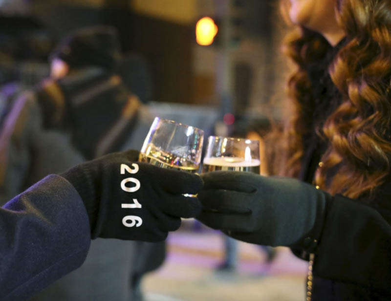 To mark the end of 2015 and to revel the upcoming year, here are a few snapshots of New Year's eve across the globe: