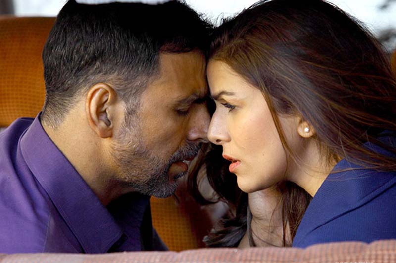 Airlift movie review, Airlift review, Akshay kumar, Nimrat Kaur, Airlift review in hindi, hindi movie review airlift, review of airlift, Airlift reviews