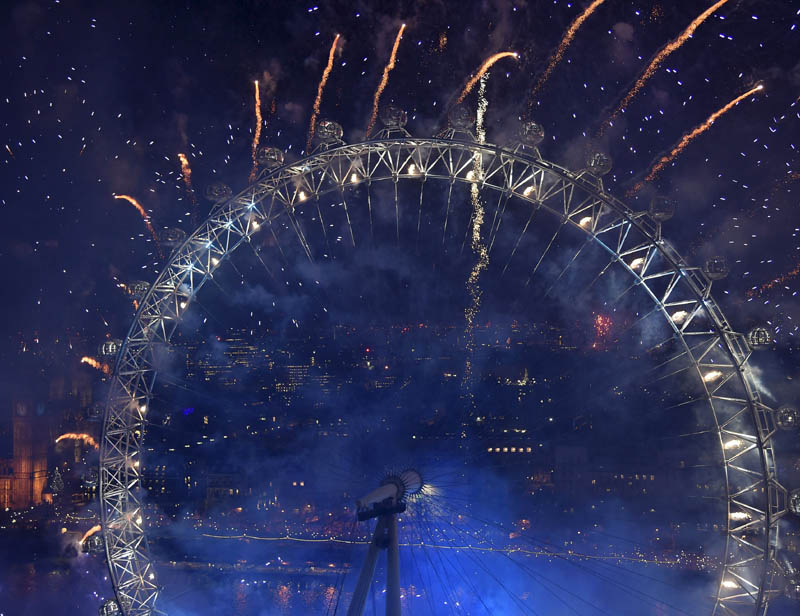 2. Fireworks exploded around the London Eye wheel, Big Ben clocktower and the Houses of Parliament to mark the beginning of the New Year in London, Britain. (Reuters photo)