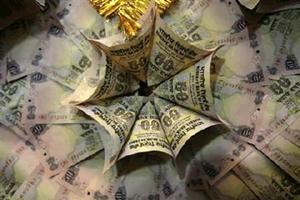 Indian rupee vs us dollar: Forex dealers said increased demand for the US currency from importers and dollar's gains against other currencies overseas put pressure on the rupee.(Reuters)