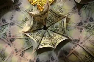 Indian rupee vs us dollar: Forex dealers said increased demand for the US currency from importers and dollar's gains against other currencies overseas put pressure on the rupee.(Reuters)