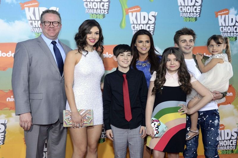 Favorite TV show award went to "The Thundermans" and favorite family TV show honour was given to "The Muppets". Ross Lynch ('Austin & Ally') was honoured with the best TV actor- kids' show, while Jim Parsons bagged the best actor-family show award for "The Big Bang Theory". Young Zendaya won the favourite TV actress- kids' show trophy for her performance in "KC Undercover" and Sofia Vergara took home the favourite TV acrtress- family show award for "Modern Family". Favourite cartoon award went to "SpongeBob SquarePants". "The Voice" became the best talent competition show and "Cake Boss" won the best cooking show. (Reuters)