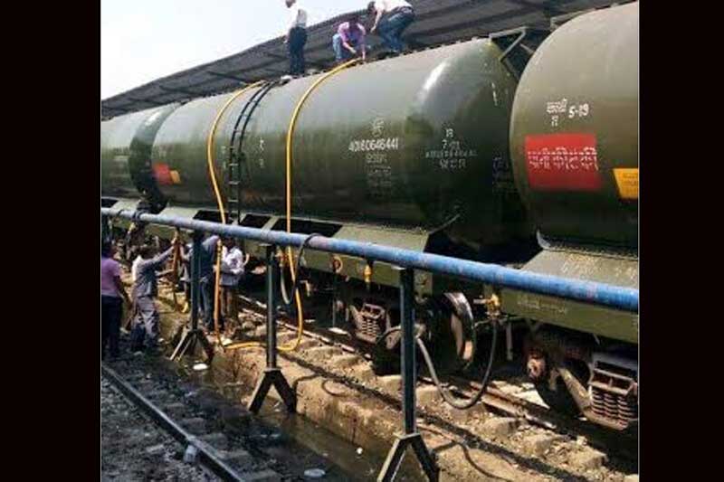 Indian Railways, Indian Railways water trains, Indian Railways maharashtra, Indian Railways water train maharashtra, Maharashtra govt's drought, Maharashtra govt's drought relief, Maharashtra govt's drought relierf operations