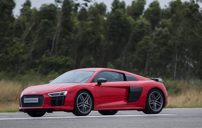Audi R8 V10 Plus side profile