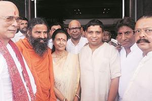 Sahara chief, Subrata Roy, Chhabi roy funeral, star-studded ceremony, Akhilesh yadav, Mulayam Singh Yadav, Samajwadi Party, sahara group, sahara employees, film industry