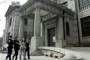 In a twice-yearly report on financial stability, the Bank of Korea said although household debt delinquency rates were improving, increased borrowing because of low interest rates was adding pressure on households compared to the second half of last year. (Reuters)