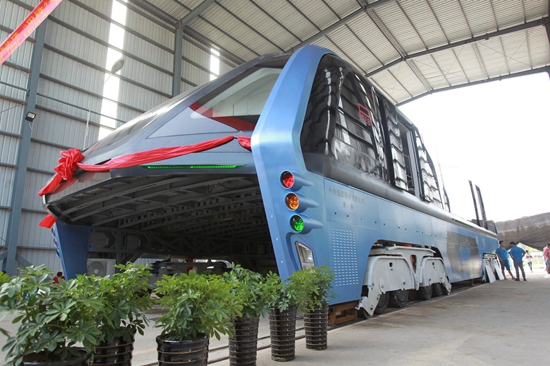 China's Straddling Bus, China's Straddling Bus trial, Straddling Bus china, Straddling Bus test run