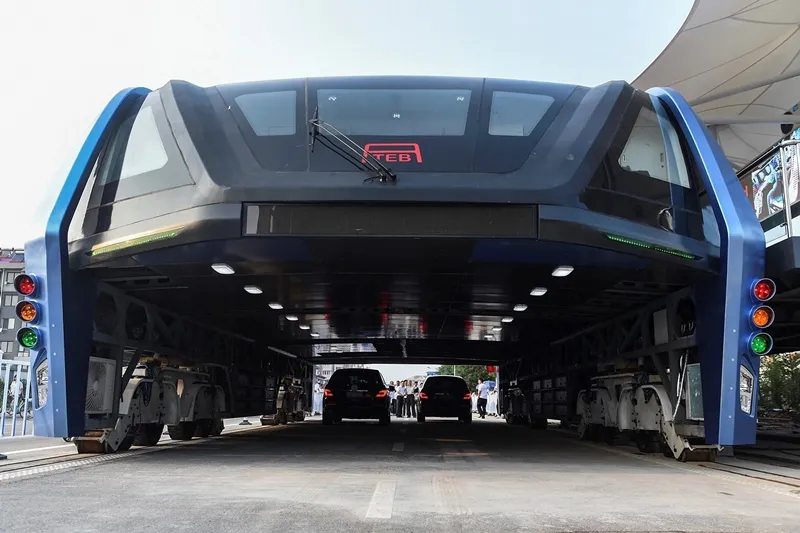 China's Straddling Bus, China's Straddling Bus trial, Straddling Bus china, Straddling Bus test run