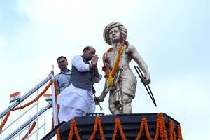 Union Home Minister Rajnath Singh pays his tributes to freedom fighter Bhagwan Birsa Munda at his birthplace in Ulihatu, Jharkhand on August 13. Singh is visiting Kashmir today to find a way to bring peace to Kashmir Valley. (Source: Twitter/Rajnath Singh)