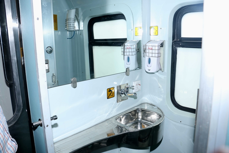 humsafar express, humsafar express interior, humsafar express features, humsafar express specification, humsafar express photos