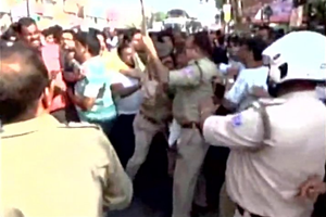 The clash started when Babul Supriyo came out with BJP workers at Assansol in West Bengal, and in the presence of TMC supporters there were exchange of dialogues and slogans between the two. (Source: ANI)