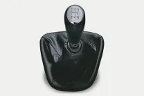  Gear lever placed on the centre console aids to driver's convenience 