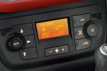  The automatic climate control in the Fiat Urban Cross cools the cabin quickly and effectively 