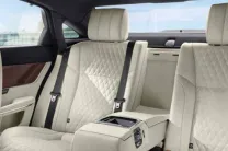  The electrically adjustable rear seats of the Jaguar XJ offer more comfort for the rear occupants with comfort. 