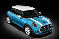  The Mini 5 Door is available with a dual tone body colour with a blackend out pillars for a floating roof effect. 