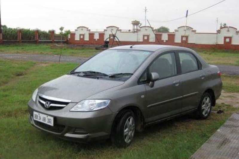 The first car was very well liked. Even today you could find people who admit to being a fan of the first City. However, the pre-facelift of the second generation wasn't exactly an exciting car. It carried the same 1.5-litre VTEC, and was not as much of a driving machine as the previous one. But the facelift, called City ZX, recieved a heavy cosmetic surgery and was a major improvement from the pre-facelift. (Image: Facebook)