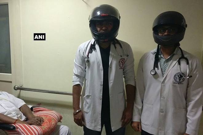 mumbai, mumbai hospital, mumbai doctor strike, doctors strike mumbai, sion hospital doctor strike, doctor assualted, sion hospital, mumbai doctors, mard doctors, aiims, aiims delhi, aiims full form, helmet, doctor protest