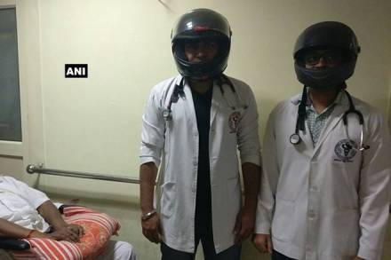 mumbai, mumbai hospital, mumbai doctor strike, doctors strike mumbai, sion hospital doctor strike, doctor assualted, sion hospital, mumbai doctors, mard doctors, aiims, aiims delhi, aiims full form, helmet, doctor protest