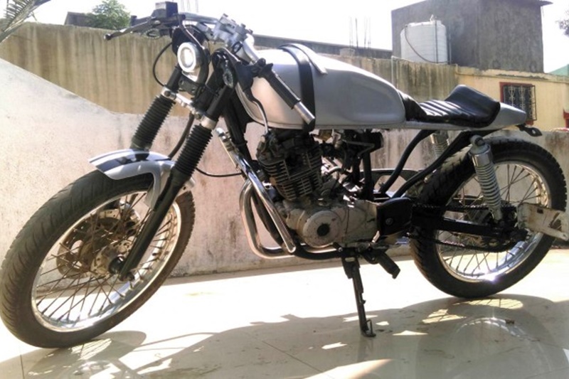 Cafe Racer – Pulsar 150: Seems like cafe racers are a hot topic amongst custom shop owners when it comes to modifying Pulsars. This one was done by Joat Moto Customs. While the engine and frame have been retained from the stock motorcycle, it has been made a lot lighter. Although the machine looks the part for a cafe racer, but there is scope for betterment with better attention to detail.