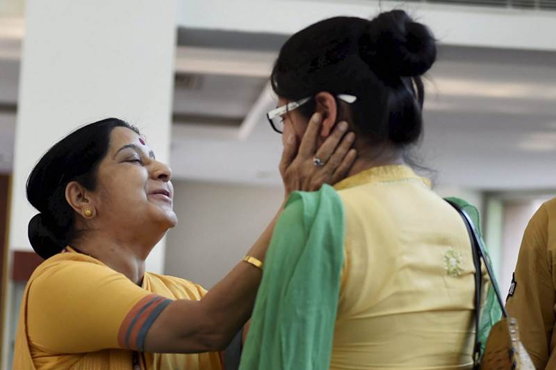 Uzma, uzma returns, uzma pakistan return, uzma returns from pakistan, sushma swaraj on uzma, sushma swaraj with uzma, uzma with family, uzma daughter, uzma mother, uzma husband