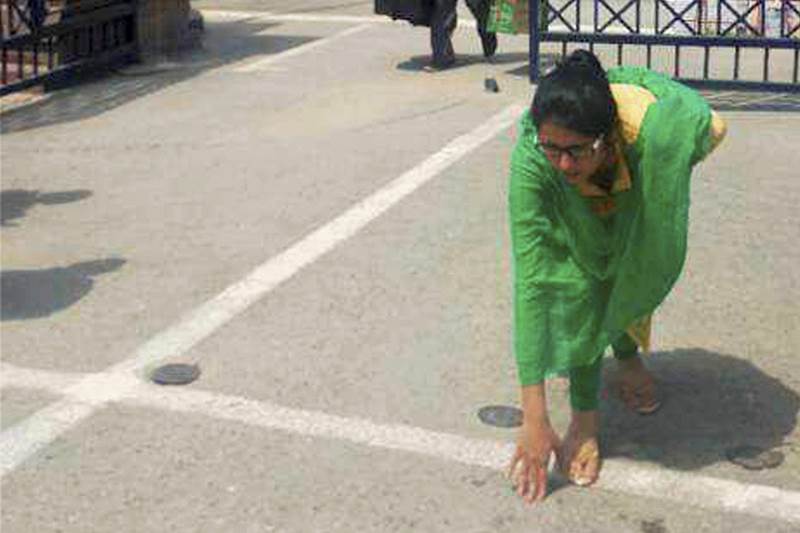 Uzma, uzma returns, uzma pakistan return, uzma returns from pakistan, sushma swaraj on uzma, sushma swaraj with uzma, uzma with family, uzma daughter, uzma mother, uzma husband
