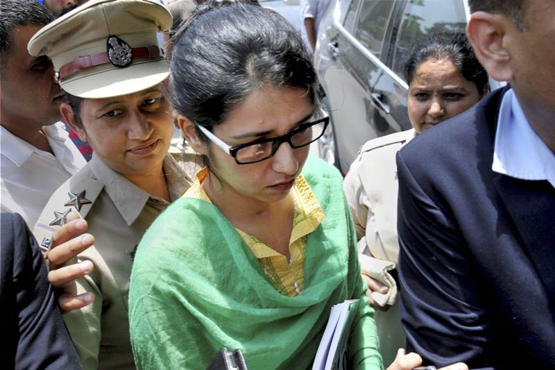 Uzma, uzma returns, uzma pakistan return, uzma returns from pakistan, sushma swaraj on uzma, sushma swaraj with uzma, uzma with family, uzma daughter, uzma mother, uzma husband