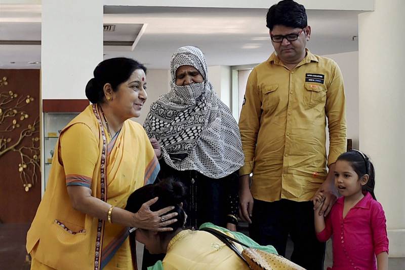 Uzma, uzma returns, uzma pakistan return, uzma returns from pakistan, sushma swaraj on uzma, sushma swaraj with uzma, uzma with family, uzma daughter, uzma mother, uzma husband