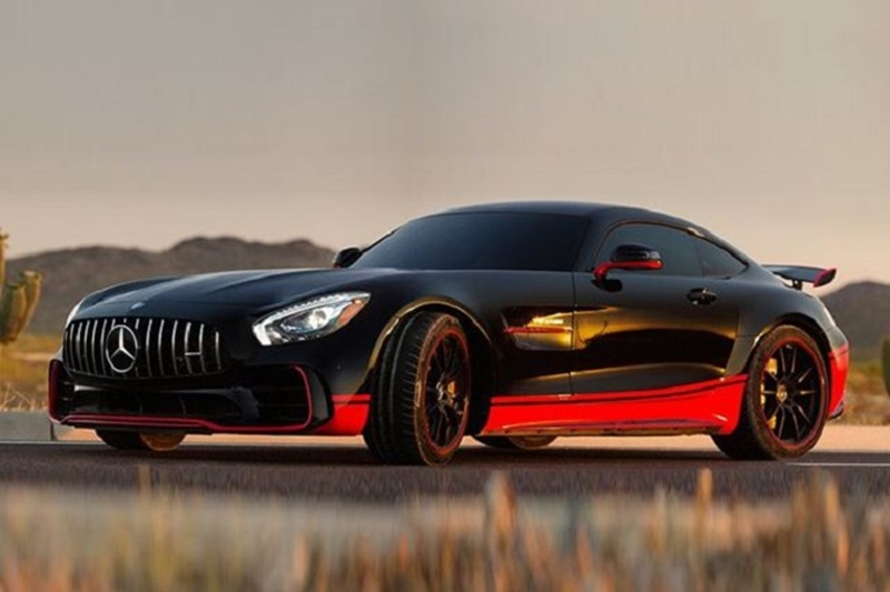 Then there’s Drift, a japanese (?) autobot who was, for the last few iterations a Bugatti Veyron. This iteration sees him return as Mercedes’ japanese supercar slayer the AMG-GTR, as slick as they get !