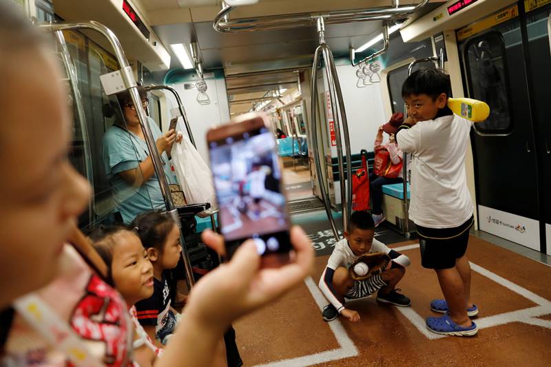Summer Universiade, Summer Universiade taipei, taipei taiwan Summer Universiade, 2017 Summer Universiade, Taipei subway train, Mass Rapid Transit, Summer Universiade 2017, swimming pool floor, sports-themed train, sports-themed train taiwan