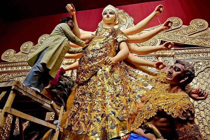 Durga Puja 2017, durga puja, kolkata durga puja, Kolkata, Santosh Mitra Square, Durga idol, Santosh Mitra Square Durga idol, gold saree for Goddess Durga, durga puja festival, durga puja celebrations, durga pujo pics, durga puja pics, kolkata pics